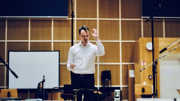 Artūrs Oskars Mitrevics dirigiert das MDR-Sinfonieorchester bei den Weimarer Meisterkurse.