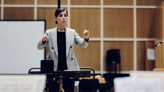 Johanna Malangré dirigiert das MDR-Sinfonieorchester beim Weimarer Meisterkurs.