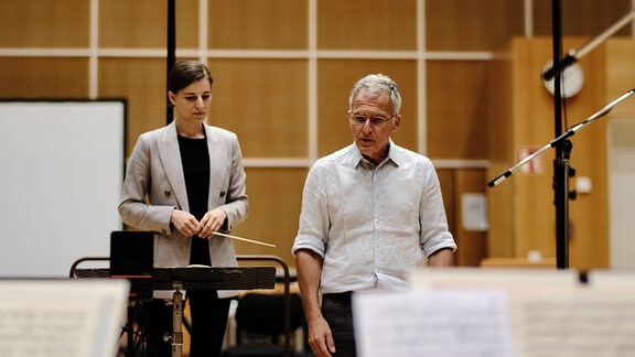 Johanna Malangré holt sich beim Weimarer Meisterkurs, bei dem sie das MDR-Sinfonieorchester dirigiert, Tipps von Professor Nicolas Pasquét.