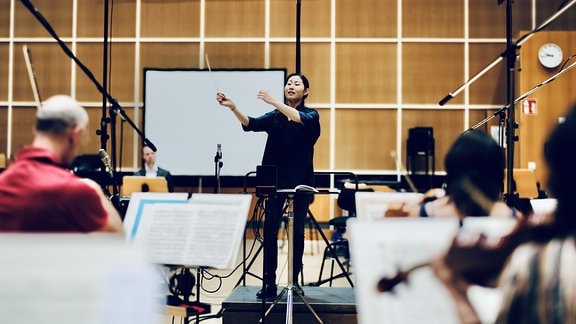 Subin Kim dirigiert das MDR-Sinfonieorchester bei den Weimarer Meisterkurse.