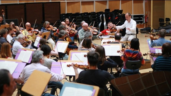 Blick über Bratschen und 2. Violinen des MDR-Sinfonieorchesters in Richtung Dirigent Frank Strobel bei Proben zu "Disney in Concert"