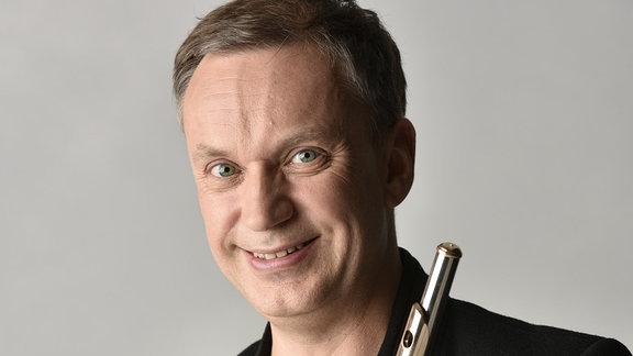 Porträt von Christian Sprenger mit Flöte