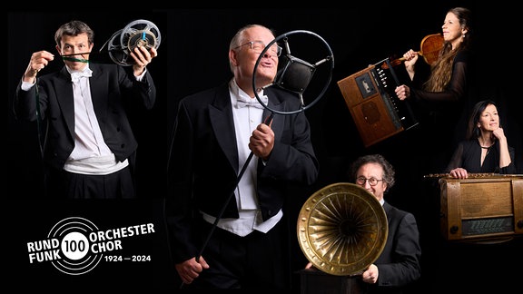 Chor- und Orchestermitglieder der MDR-Ensembles mit einem alten Mikrofon, Tonbändern und Grammophon vor schwarzem Hintergrund