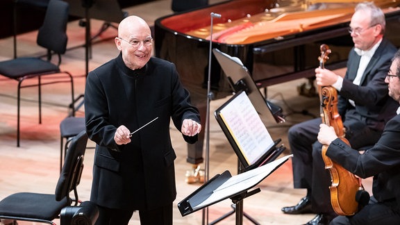 Der Dirigent Dennis Russell Davies bei seinem Antrittskonzert als Chefdirigent des MDR-Sinfonieorchesters am 27.9.2020 im Leipziger Gewandhaus