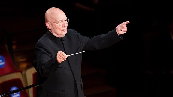 Der Dirigent Dennis Russell Davies bei seinem Antrittskonzert als Chefdirigent des MDR-Sinfonieorchesters am 27.9.2020 im Leipziger Gewandhaus