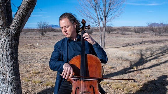 Matt Haimovitz spielt Cello in texanischer Landschaft