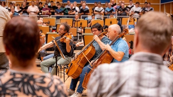 Klassikbegeisterte sind zu Gast im Probensaal der MDR-Ensembles