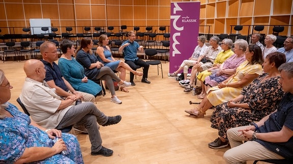 Am Ende konnten die Besucherinnen und Besucher der mittendrin-Aktion ihre offenen Fragen an Programmdirektorin Jana Brandt, Hauptabteilungsleiterin Annette Josef, die Dirigenten Davies und Ahmann sowie an Sängerin Katharina Thimm und die Orchestermitglieder Liv Bartels (Bratsche) und Toni Hartung (Pauke) richten. 