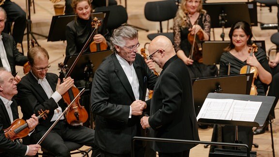 Thomas Hampson und Dennis Russell Davies beim Applaus auf der Bühne der Elbphilharmonie