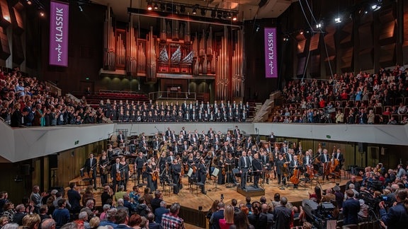 MDR-Sinfonieorchester und MDR-Rundfunkchor auf der Bühne des Leipziger Gewandhauses beim Festkonzert zum 100. Geburtstag der MDR-Ensembles