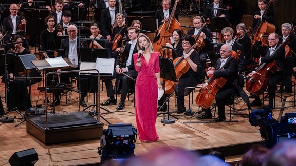 Moderatorin Sissy Metzschke mit dem MDR-Sinfonieorchester auf der Bühne des Leipziger Gewandhauses beim Festkonzert zum 100. Geburtstag der MDR-Ensembles