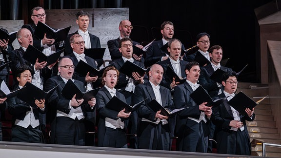 Herren des MDR-Rundfunkchors auf der Bühne des Leipziger Gewandhauses beim Festkonzert zum 100. Geburtstag der MDR-Ensembles