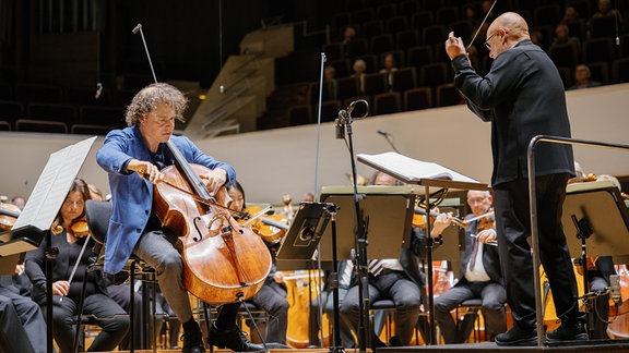 Cellist Matt Haimovitz und Dirigent Dennis Russell Davies mit dem MDR-Sinfonieorchester im Leipziger Gewandhaus
