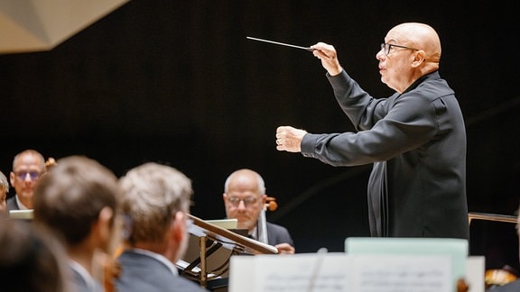 MDR-Sinfonieorchester unter der Leitung von Dennis Russell Davies im Leipziger Gewandhaus