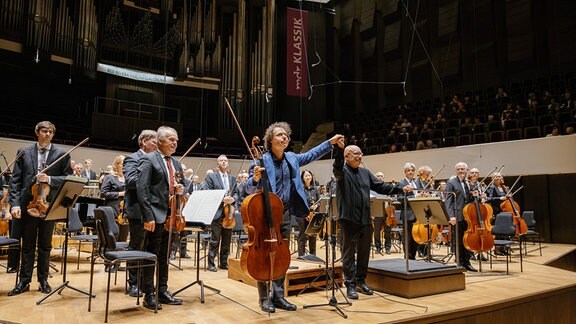 Cellist Matt Haimovitz und Dirigent Dennis Russell Davies mit dem MDR-Sinfonieorchester im Leipziger Gewandhaus