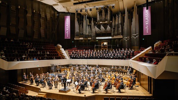 MDR-Sinfonieorchester und MDR-Rundfunkchor unter der Leitung von Dennis Russell Davies im Leipziger Gewandhaus