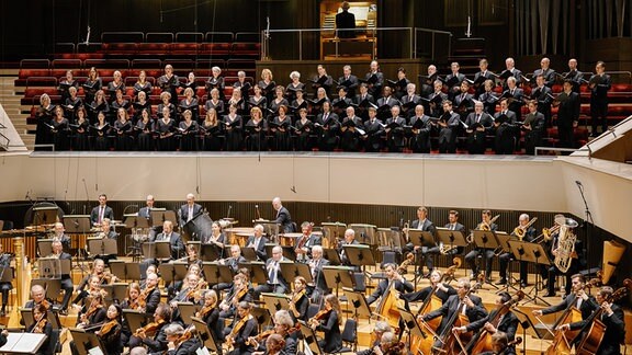 MDR-Sinfonieorchester und MDR-Rundfunkchor unter der Leitung von Dennis Russell Davies im Leipziger Gewandhaus
