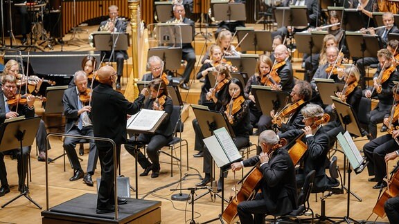 MDR-Sinfonieorchester unter der Leitung von Dennis Russell Davies im Leipziger Gewandhaus