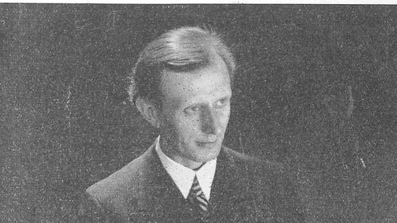 historisches Schwarz-weiß-Foto vin Dirigent Gerhart Wiesenhütter mit aufgeschlagener Partitur