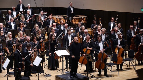 MDR-Sinfonieorchester unter der Leitung von Dennis Russell Davies zum Eröffnungskonzert der Saison 2022/2023 im Gewandhaus zu Leipzig