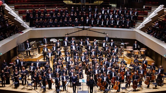 MDR-Sinfonieorchester und MDR-Rundfunkchor eröffneten unter der Leitung von Dennis Russell Davies die Saison 2022/2023