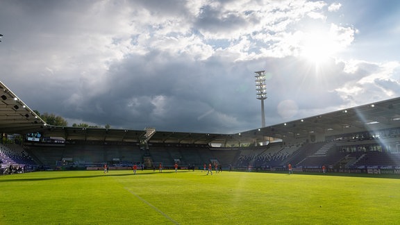 Sonne und Wolken am Himmel über dem Erzgebirgsstadion