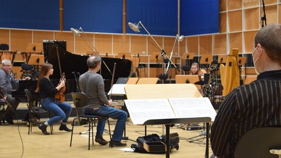 Musikerinnen und Musiker des MDR-Sinfonieorchesters produzieren Felix Kothes Mikrokomposition