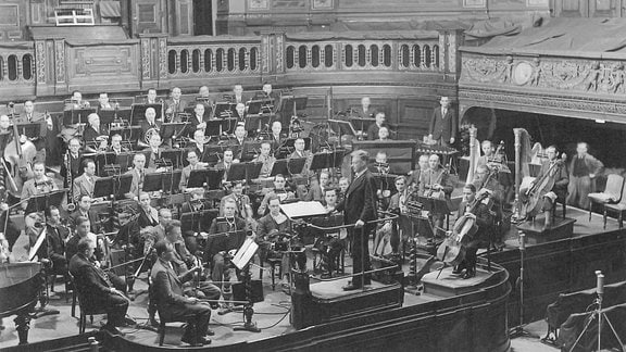 Orchesterfoto im alten Gewandhaus mit Dirigenten Hans Weisbach