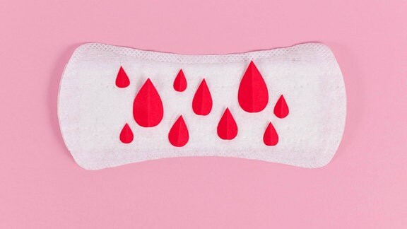 Weibliche Periode Konzept mit Slipeinlage mit symbolischen Papier Blutstropfen auf rosa Hintergrund