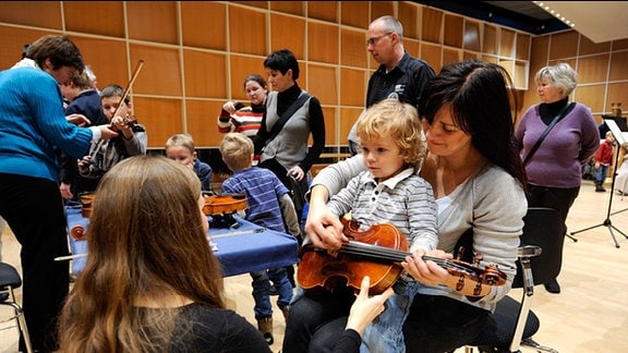 Bei der Instrumentalwerkstatt konnen Kinder Instrumente kennenlernen und sich selbst ausprobieren.