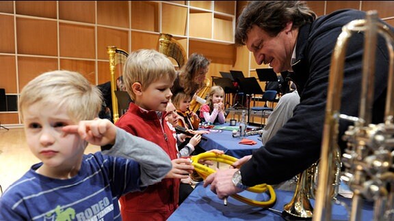 Bei der Instrumentalwerkstatt konnen Kinder Instrumente kennenlernen und sich selbst ausprobieren.