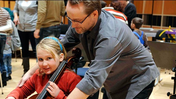 Bei der Instrumentalwerkstatt konnen Kinder Instrumente kennenlernen und sich selbst ausprobieren.