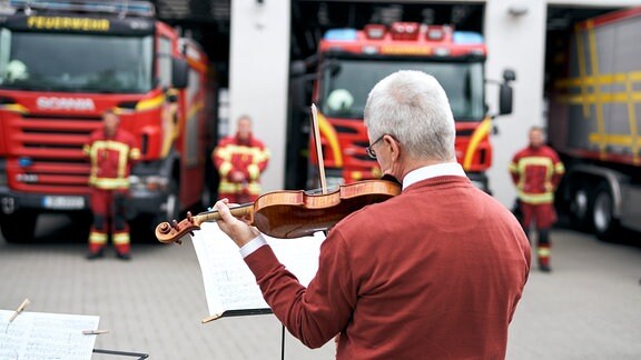 Lieder-Lieferdienst in Dessau: Konzert vor Feuerwehrleuten
