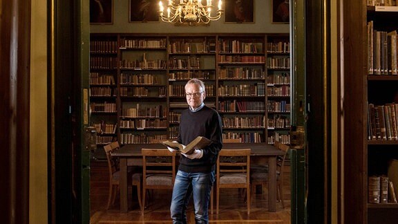 Direktors der Heidecksburg, Dr. Lutz Unbehaun in der Schloßbibliothek.