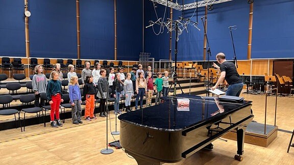 Jüngere Kinder aus dem MDR-Kinderchor im Probensaal bei der Aufnahme der Grusellieder mit Chorleiter Alexander Schmitt