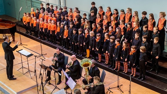 Die Kinder des MDR-Kinderchors singen beim Jubiläumskonzert auf der Bühne der Leipziger Kongresshalle.