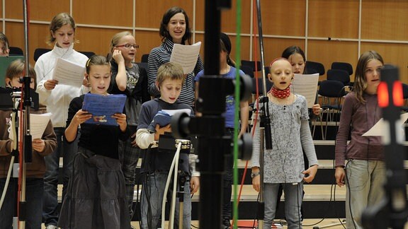 Der MDR-Kinderchor 2008 mit Mikrofonen bei Aufnahmen im Studio.