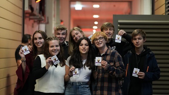 Einige Mitglieder des MDR-Kinderchors mit Backstage-Pass bei der "Goldenen Henne"