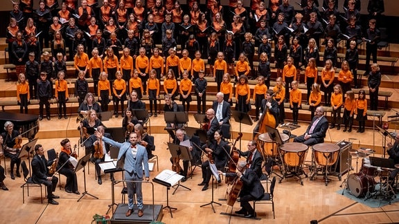 Dirigent Alexander Schmitt, das MDR-Sinfonieorchester und der MDR-Kinderchor beim Adventskonzert auf der Bühne des Gewandhauses