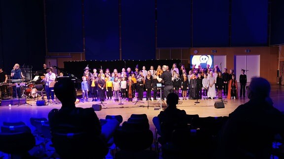 Besucherinnen und Besucher bei einer Generalprobe des MDR-Kinderchors mit dem Grusellieder-Programm