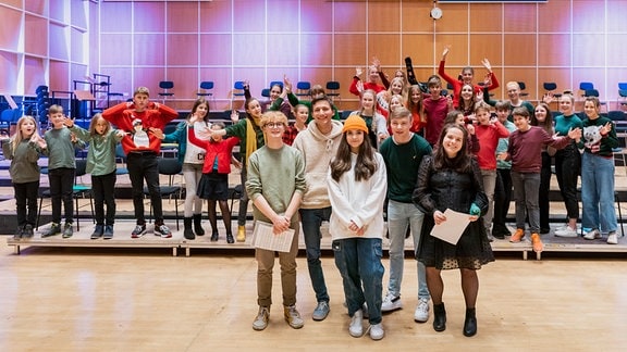 Mitglieder des MDR-Kinderchors und des "Schloss Einstein"-Ensembles im Probensaal.