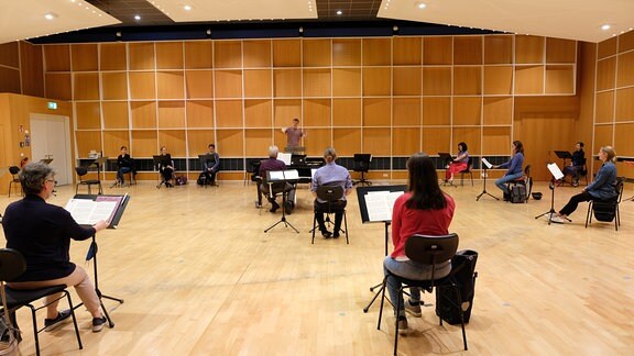 Lukas Siebert arbeitet mit dem MDR-Rundfunkchor beim Dirigentenforum 2021.