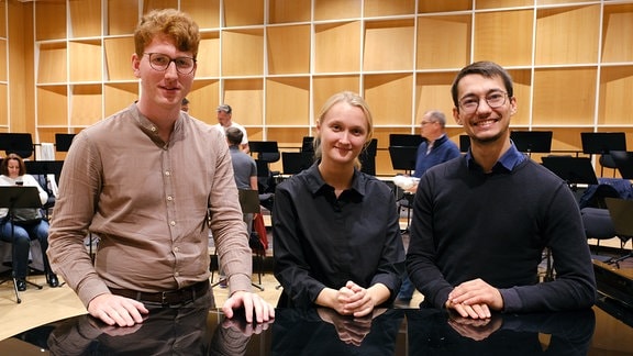 Jonas Kraft, Austeja Pezelyte, Clément Michelot (v.l.n.r.), Teilnehmende des Förderprogramms "Forum Dirigieren" des Deutschen Musikrats