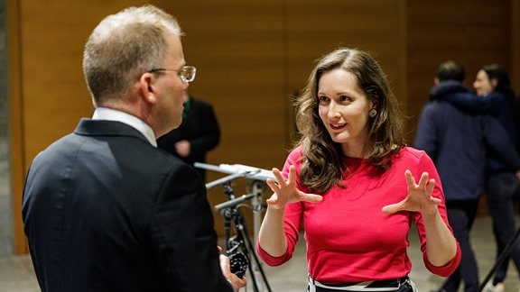Philipp Ahmann mit Komponistin Mirela Ivičević im Buchmesse-Konzert mit dem MDR-Rundfunkchor im Museum der bildenden Künste