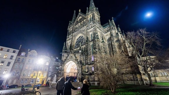Abendlich erleuchtete Peterskirche in Leipzig vor dem Nachtgesang mit dem MDR-Rundfunkchor.