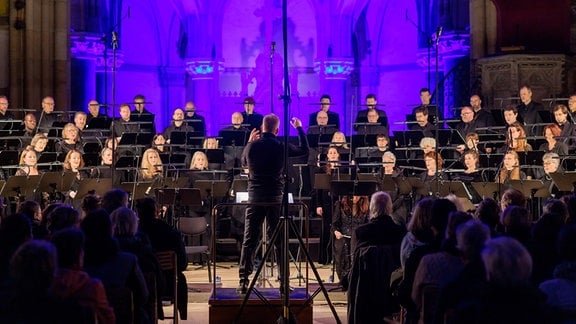 Der MDR-Rundfunkchor singt unter Leitung von Philipp Ahmann in der Peterskirche die Uraufführung von James MacMillans Werk "Ordo Virtutum".