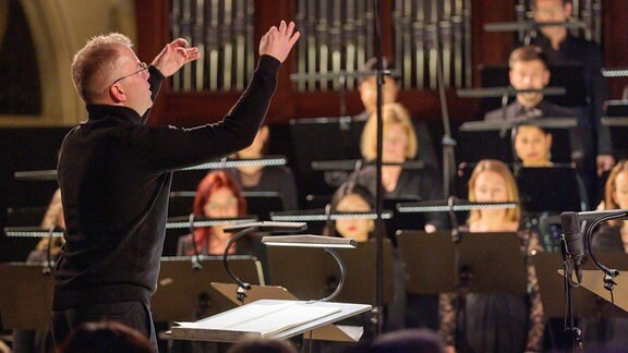 Philipp Ahmann dirigiert den MDR-Rundfunkchor bei der Uraufführung von James MacMillans Werk "Ordo Virtutum" im Nachtgesang am 26. Januar 2024 in der Leipziger Peterskirche.