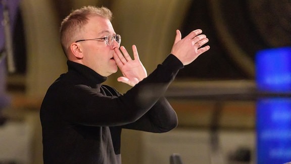 Philipp Ahmann dirigiert den MDR-Rundfunkchor bei der Uraufführung von James MacMillans Werk "Ordo Virtutum" beim Nachtgesang am 26. Januar 2024 in der Leipziger Peterskirche.