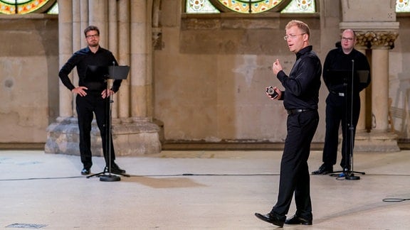 Philipp Ahmann dirigiert Mitglieder des MDR-Rundfunkchors bei einer Produktion in der Leipziger Peterskirche mit einem Werk von Michael Langemann.
