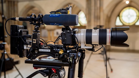 Eine Kamera mit MDR-Mikrofon steht in der Leipziger Peterskirche.